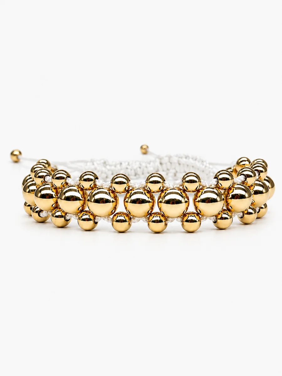 Pulsera Tres Carriles de Balines Dorados en Macramé Blanco